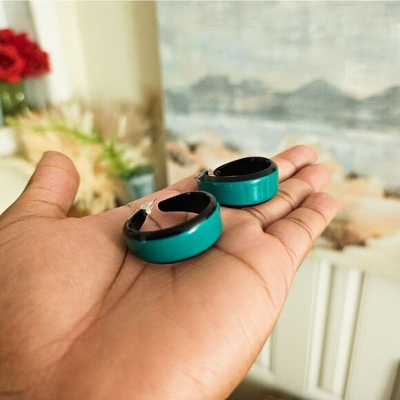 VTG Green & Black Color Block Retro Fashion Hoop Earrings. - Picture 7 of 15